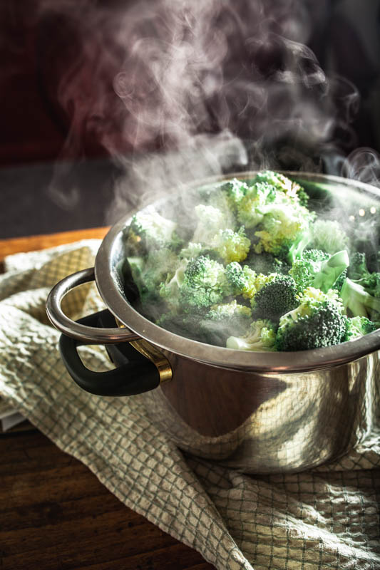 So einfach kann man Gemüse dämpfen ohne einen Dampfgarer / Bambusgarer oder Dampfkochtopf.