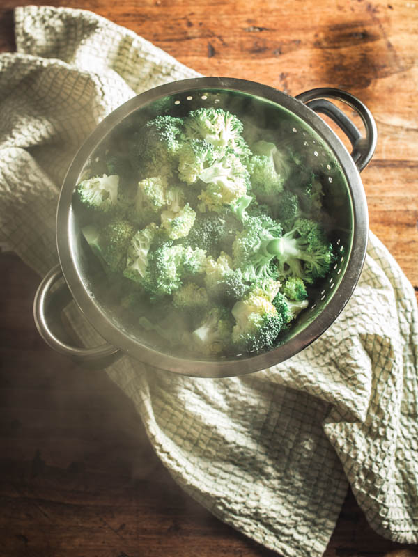 Life-Hack for your kitchen: How to steam vegetables without a steamer.