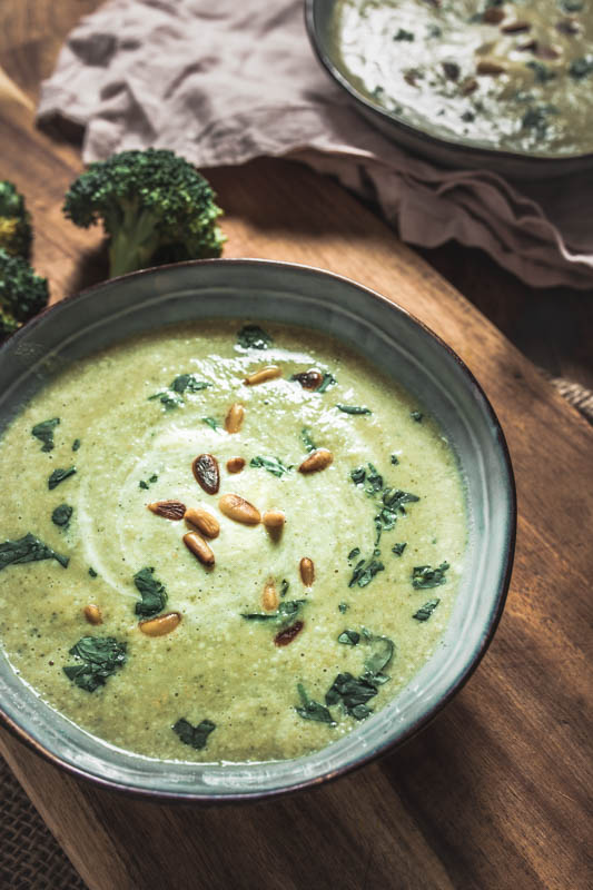 Cream of broccoli soup with hummus, crème fraîche and soft goat cheese. Vegetarian but also easy to veganise. Topped with pine seeds and parsley a perfect, warminga and filling winter soup.