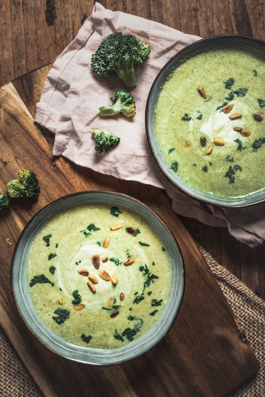 Cream of broccoli soup with hummus, crème fraîche and soft goat cheese. Vegetarian but also easy to veganise. Topped with pine seeds and parsley a perfect, warminga and filling winter soup.