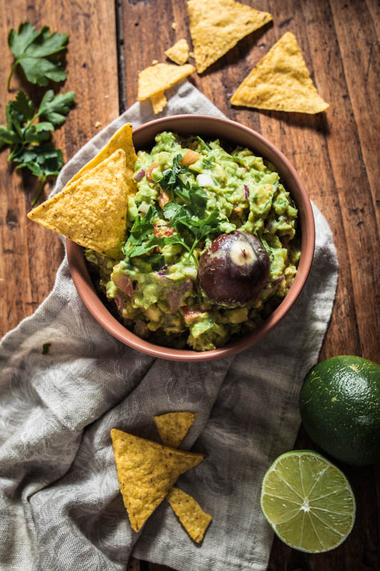 Selbstgemachte Guacamole aus Avocado für einen mexikanischen Abend