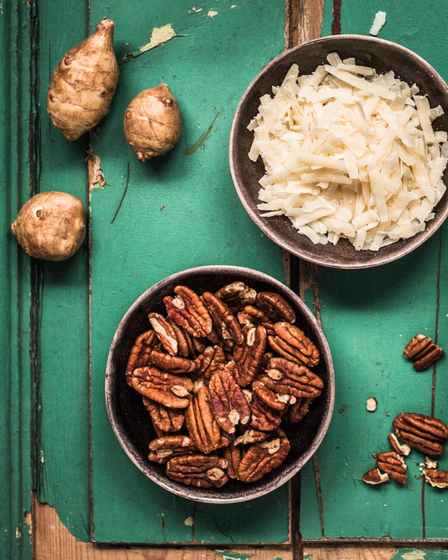 Pekannüsse und Parmesan als Topping für das Topinambur Risotto