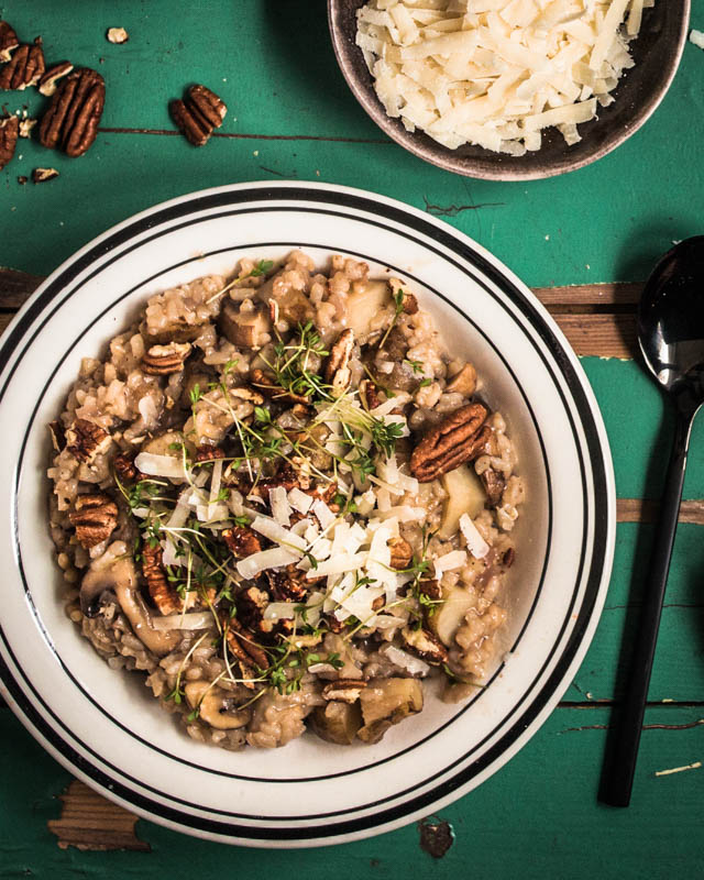  Recipe for a creamy risotto with mushrooms, sunchoke (topinambour) and chopped pecan nuts. Cozy, comforting winter food. #foodstyling #foodphotographer #recipes 