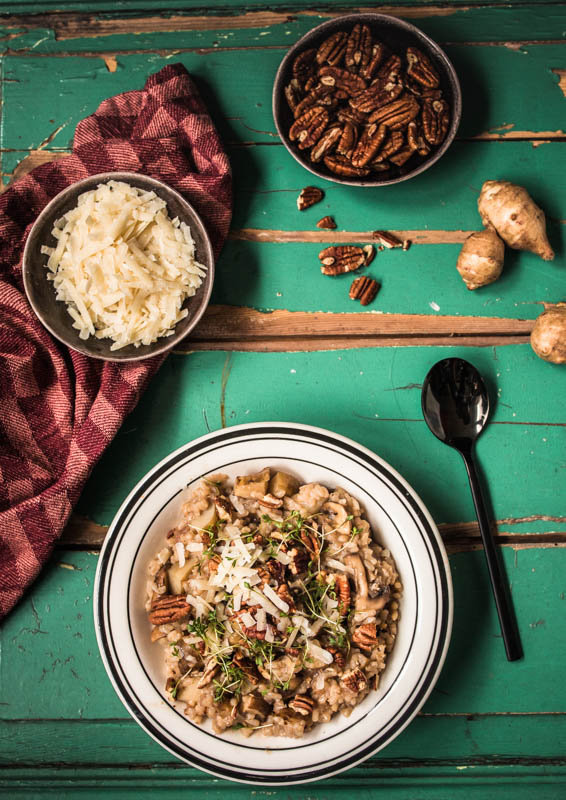 Rezept für ein cremiges Risotto mit Champignons und Topinambur und gehackten Pekannüssen. Deftige, winterliche Hausmannskost. #wintergemüse #winter #foodstyling #foodphotography #rezepte