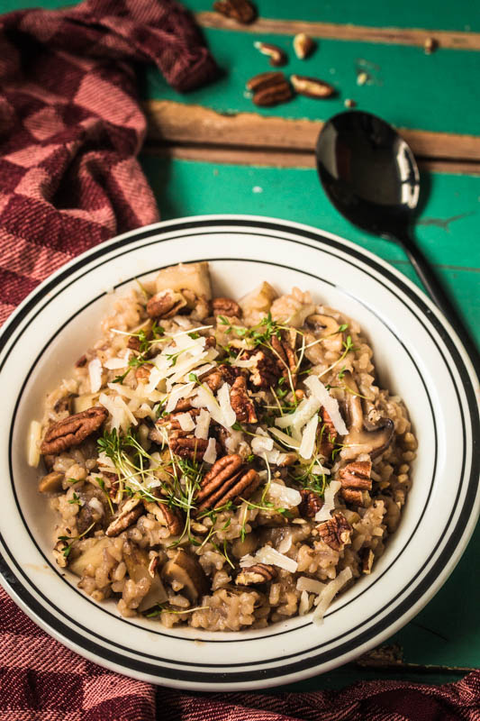 Rezept für ein cremiges Risotto mit Champignons und Topinambur und gehackten Pekannüssen. Deftige, winterliche Hausmannskost. #wintergemüse #winter #foodstyling #foodphotography #rezepte