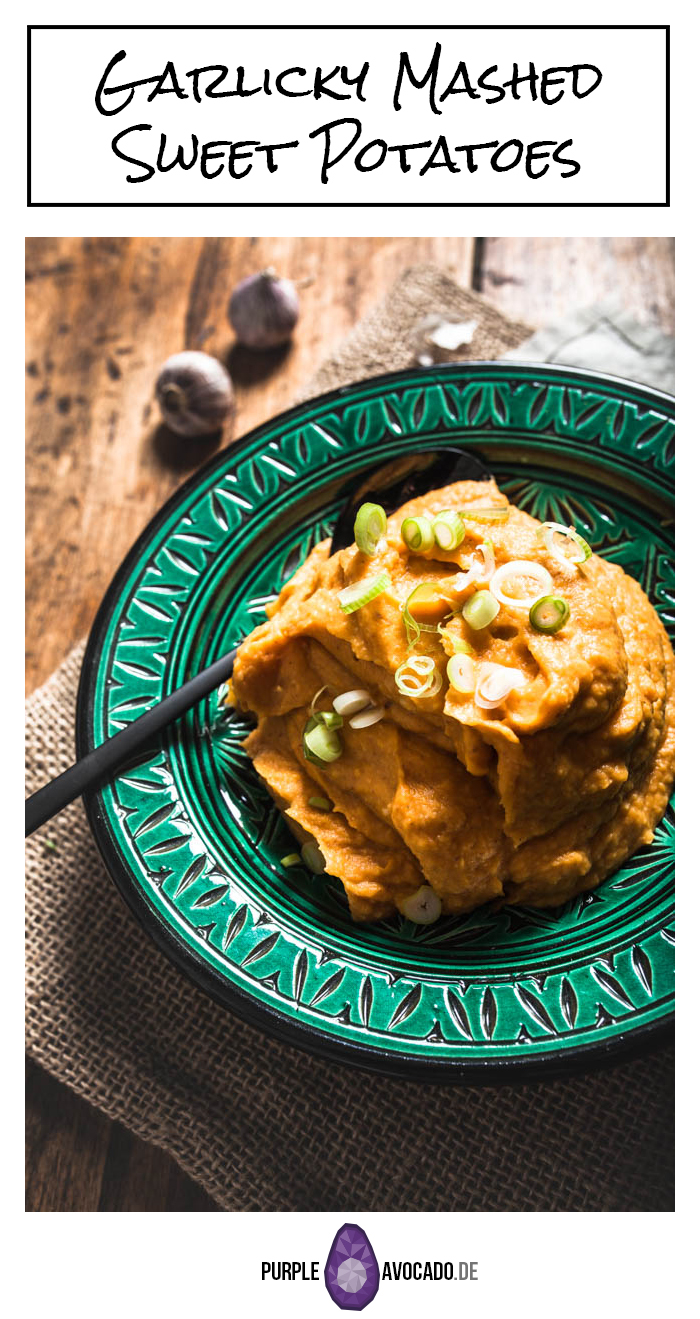 Recipe for garlic maniacs: Creamy garlicky mashed sweet potatoes. The perfect side for any hearty meal. #vegan #sides #potato #recipes #winter #autumn #steak