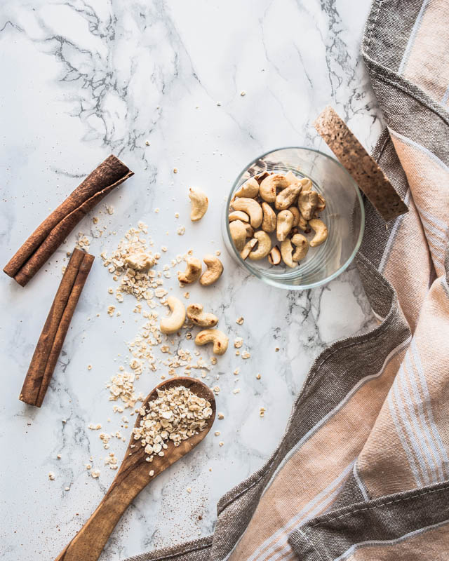 Recipe for a super quick and vegan microwave baked oatmeal with creamy cashew butter and cinnamon. Most amazing comfort food for breakfast. #breakfast #recipes #ideas #inspiration #sweet #brunch #bowl