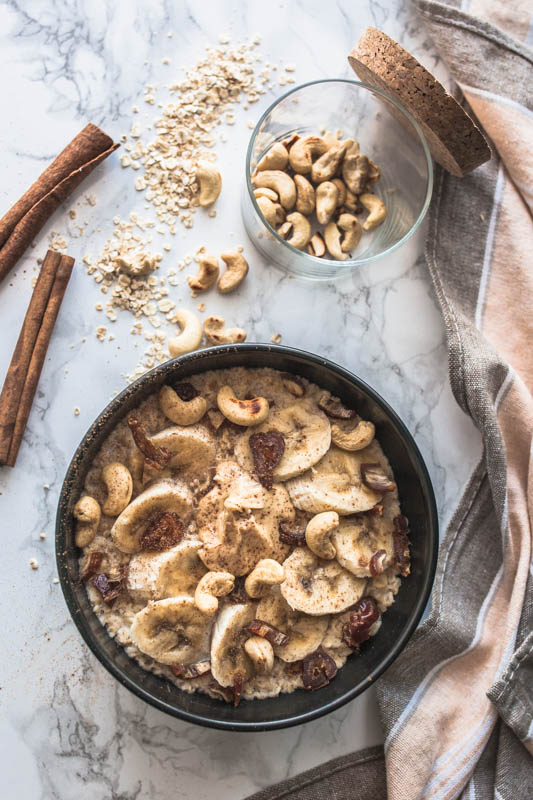 Recipe for a super quick and vegan microwave baked oatmeal with creamy cashew butter and cinnamon. Most amazing comfort food for breakfast. #breakfast #recipes #ideas #inspiration #sweet #brunch #bowl