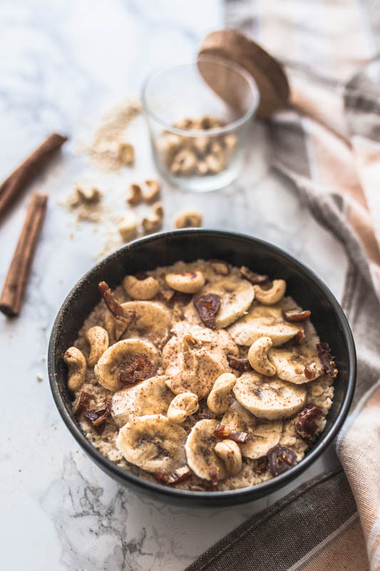 Rezept für ein ganz schnelles und veganes Porridge aus der Mikrowelle mit cremigem Cashewmus und Zimt. Comfort Food zum Frühstück vom Feinsten. #frühstücksrezepte #süßes #frühstück #brunch #breakfast #bowl