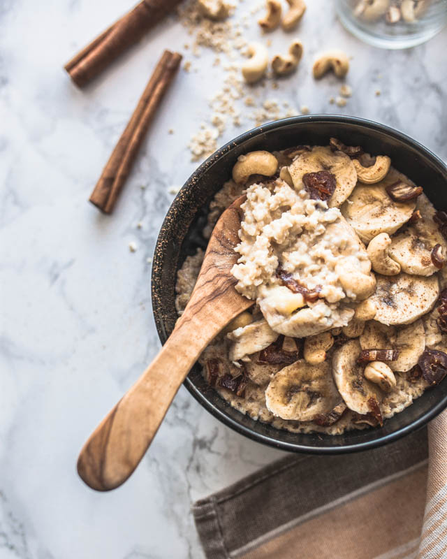 Recipe for a super quick and vegan microwave oatmeal with creamy cashew butter and cinnamon. Most amazing comfort food for breakfast. #breakfast #recipes #ideas #inspiration #sweet #brunch #bowl