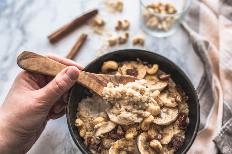 Recipe for a super quick and vegan microwave oatmeal with creamy cashew butter and cinnamon. Most amazing comfort food for breakfast. #breakfast #recipes #ideas #inspiration #sweet #brunch #bowl