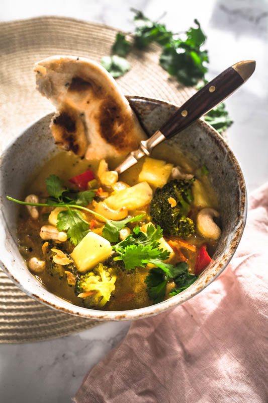 Rezept für veganes Kokos-Curry mit Cashews und Ananas. #golden #curry #gelbes #vegetarisch #vegan #indisch #thai #curry rezept