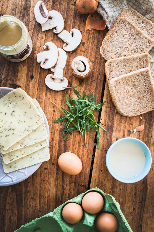 Herzhafte French Toasts? Ja, das geht und steht der süßen Version um nichts nach! Mit Champignons, Käse und etwas Cashewbutter wird es so richtig schön deftig und umami beim Sonntagsfrühstück. #frühstück #frenchtoast #vegetarisch