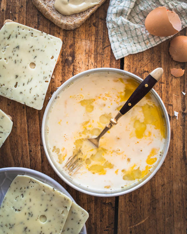 Herzhafte French Toasts? Ja, das geht und steht der süßen Version um nichts nach! Mit Champignons, Käse und etwas Cashewbutter wird es so richtig schön deftig und umami beim Sonntagsfrühstück. #frühstück #frenchtoast #vegetarisch