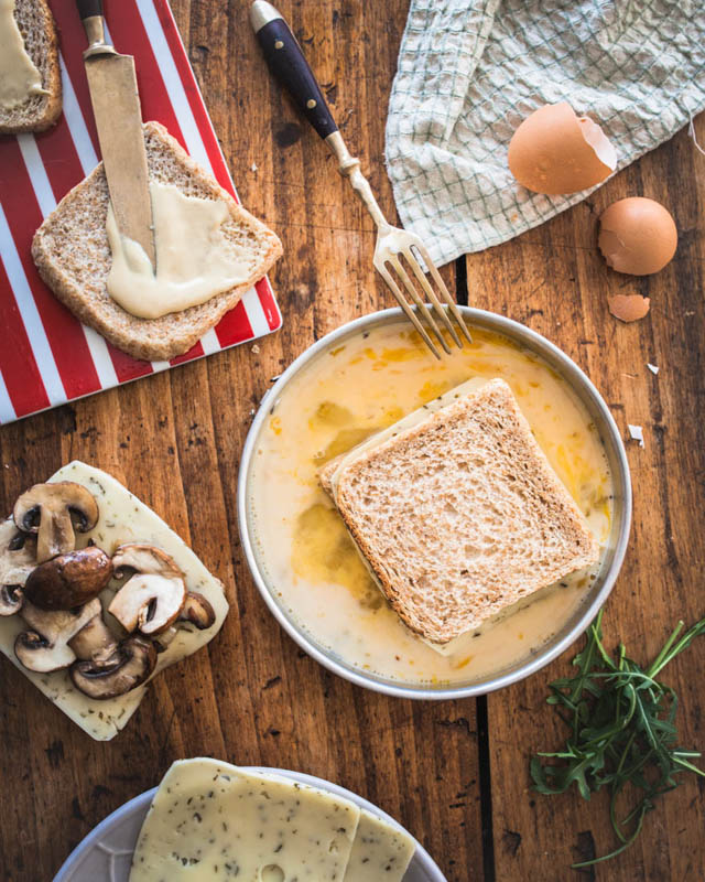 Savoury French toast? Yes please! This hearty version doesn't have to hide in front of its sweet brother. We're going all savoury and umami with fried mushrooms, melted cheese and a hint of cashew butter. Perfect for a long and cozy Sunday breakfast. #breakfast #frenchtoast #vegetarian