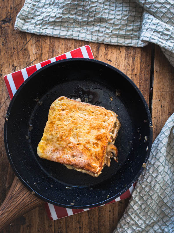 Herzhafte French Toasts? Ja, das geht und steht der süßen Version um nichts nach! Mit Champignons, Käse und etwas Cashewbutter wird es so richtig schön deftig und umami beim Sonntagsfrühstück. #frühstück #frenchtoast #vegetarisch