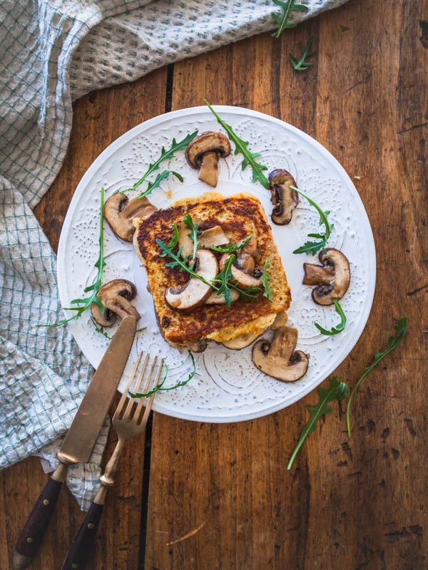 Herzhafte French Toasts? Ja, das geht und steht der süßen Version um nichts nach! Mit Champignons, Käse und etwas Cashewbutter wird es so richtig schön deftig und umami beim Sonntagsfrühstück. #frühstück #frenchtoast #vegetarisch