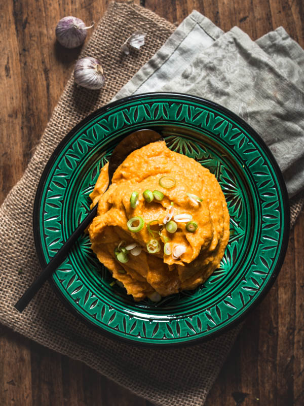 Recipe for garlic maniacs: Creamy garlicky mashed sweet potatoes. The perfect side for any hearty meal. #vegan #sides #potato #recipes #winter #autumn #steak