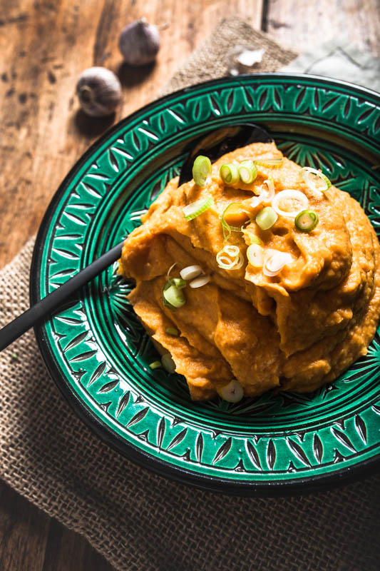 Recipe for garlic maniacs: Creamy garlicky mashed sweet potatoes. The perfect side for any hearty meal. #vegan #sides #potato #recipes #winter #autumn #steak