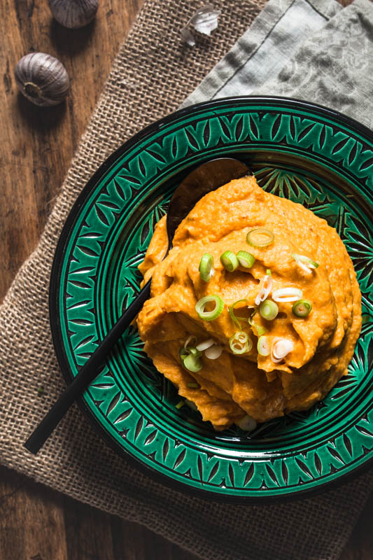 Recipe for garlic maniacs: Creamy garlicky mashed sweet potatoes. The perfect side for any hearty meal. #vegan #sides #potato #recipes #winter #autumn #steak