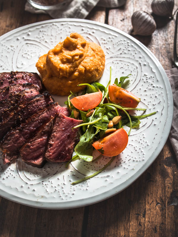 Recipe for garlic maniacs: Creamy garlicky mashed sweet potatoes. The perfect side for any hearty meal. #vegan #sides #potato #recipes #winter #autumn #steak