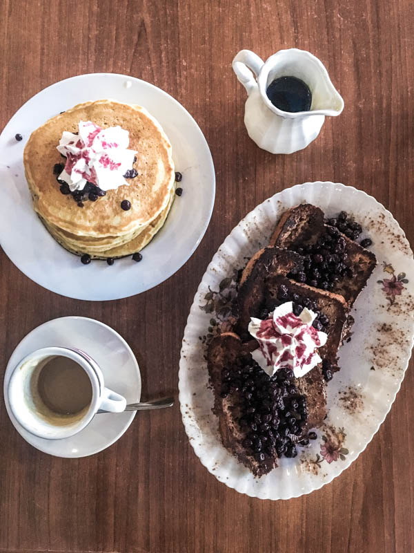 Pancakes and French toast, both vegan at the Mamalicious, a splendid place for a cheap breakfast in Hamburg. Vegan Food in Hamburg. #breakfast #veganfood #hamburg #restaurants