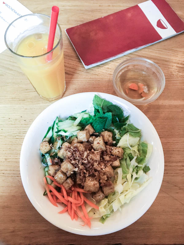 Noch mehr Glasnudelsalat mit Tofu. Eines meiner Liebslingsgerichte im Quan Do.