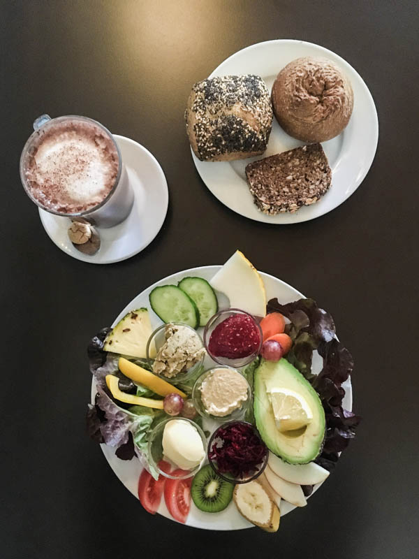 Gut und günstig Essen in Hamburg's Schanzenviertel: Veganes Frühstück im Saal II. Neben frischem Obst und Gemüse gibt es verschiedene Aufstriche, eine halbe Avocado und Vollkornbrot & Brötchen