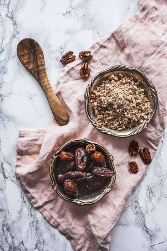 Recipe for no-bake chocolate cake with peanut butter and cashews. Raw vegan, no added sugars or flour. #rawvegan #vegan #vegetarian #nobake #baking