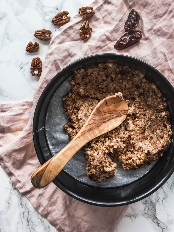 Recipe for no-bake chocolate cake with peanut butter and cashews. Raw vegan, no added sugars or flour. #rawvegan #vegan #vegetarian #nobake #baking