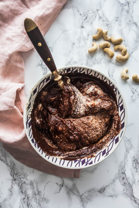 Rezept für no-bake Schokoladenkuchen mit Erdnussbutter und Cashewnüssen. Rohvegan, ohne extra Zucker und Mehl. #rohvegan #vegan #vegetarisch #nobake #backen