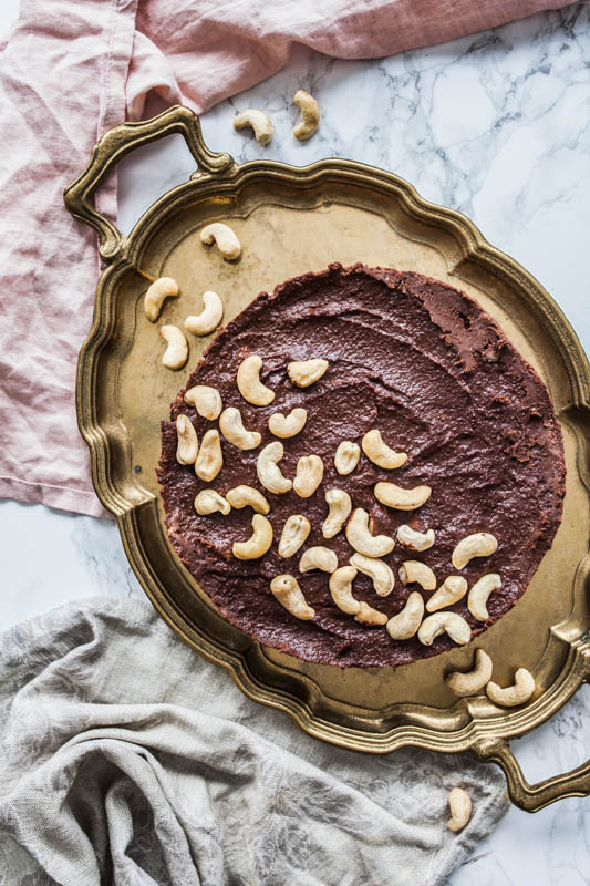 Recipe for no-bake chocolate cake with peanut butter and cashews. Raw vegan, no added sugars or flour. #rawvegan #vegan #vegetarian #nobake #baking