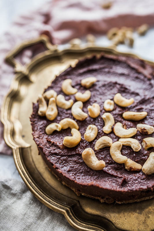 Recipe for no-bake chocolate cake with peanut butter and cashews. Raw vegan, no added sugars or flour. #rawvegan #vegan #vegetarian #nobake #baking