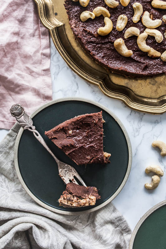 Rezept für no-bake Schokoladenkuchen mit Erdnussbutter und Cashewnüssen. Rohvegan, ohne extra Zucker und Mehl. #rohvegan #vegan #vegetarisch #nobake #backen 