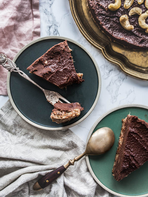 Recipe for no-bake chocolate cake with peanut butter and cashews. Raw vegan, no added sugars or flour. #rawvegan #vegan #vegetarian #nobake #baking