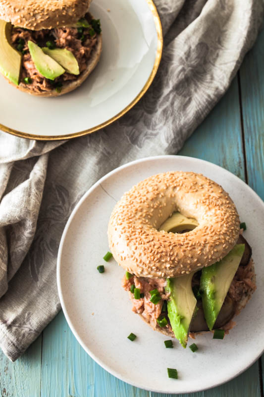 Recipe for smoky & tender pulled salmon bagels with avocado. #snack #breakfast #bagel #carbs