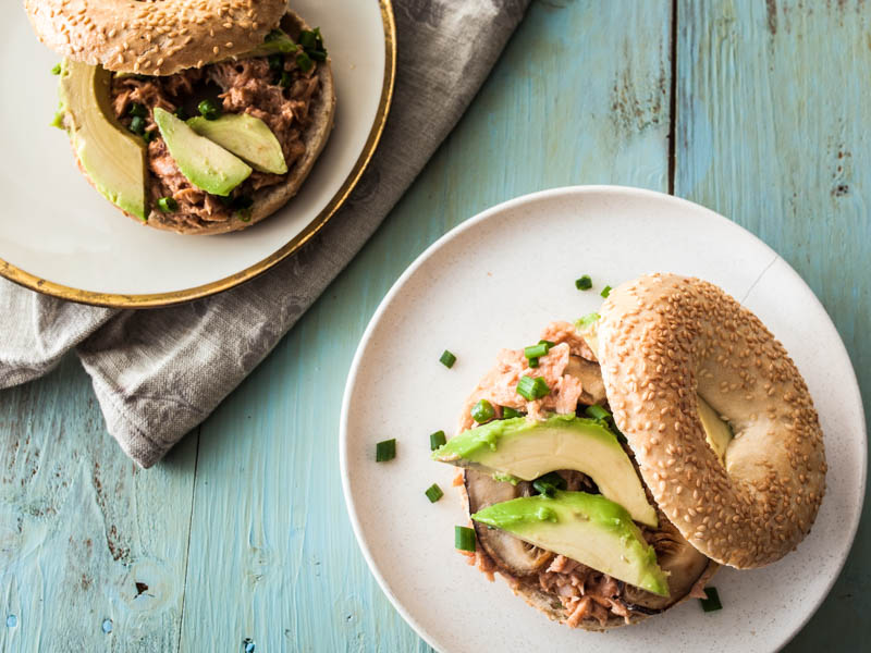 Recipe for smoky & tender pulled salmon bagels with avocado. #snack #breakfast #bagel #carbs
