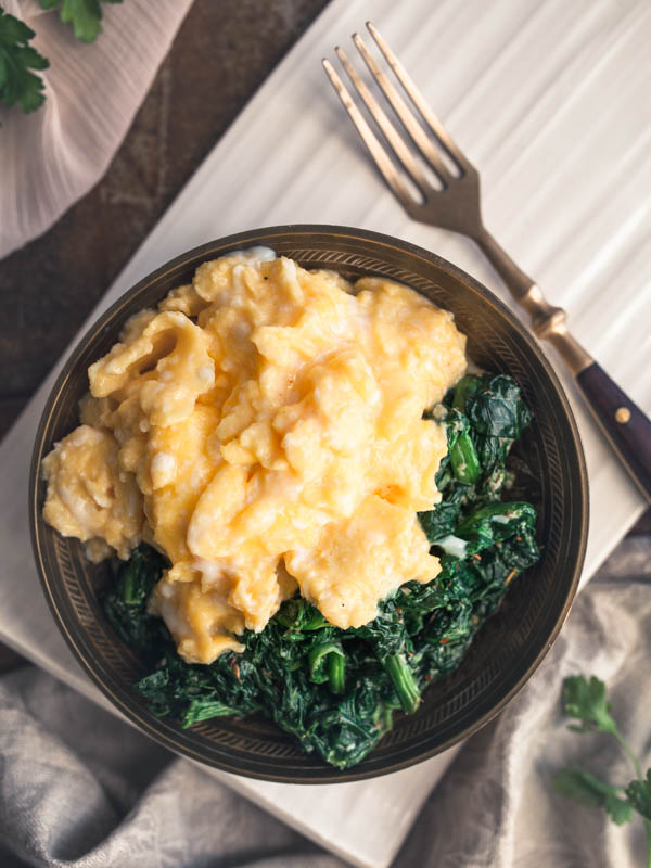 How to make the perfect scrambled eggs - without much time and effort. I've also included a recipe for perfect garlic spinach. #breakfast #lunch #brunch #recipes #eggs