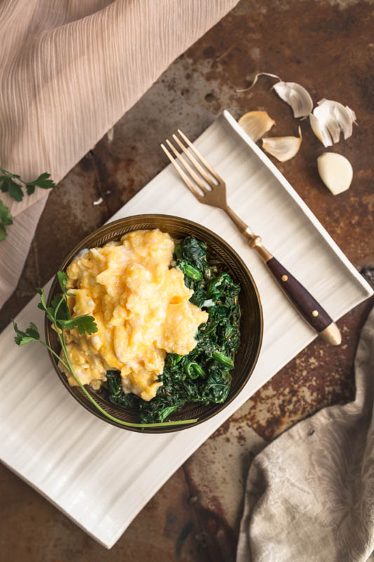 How to make the perfect scrambled eggs - without much time and effort. I've also included a recipe for perfect garlic spinach. #breakfast #lunch #brunch #recipes #eggs