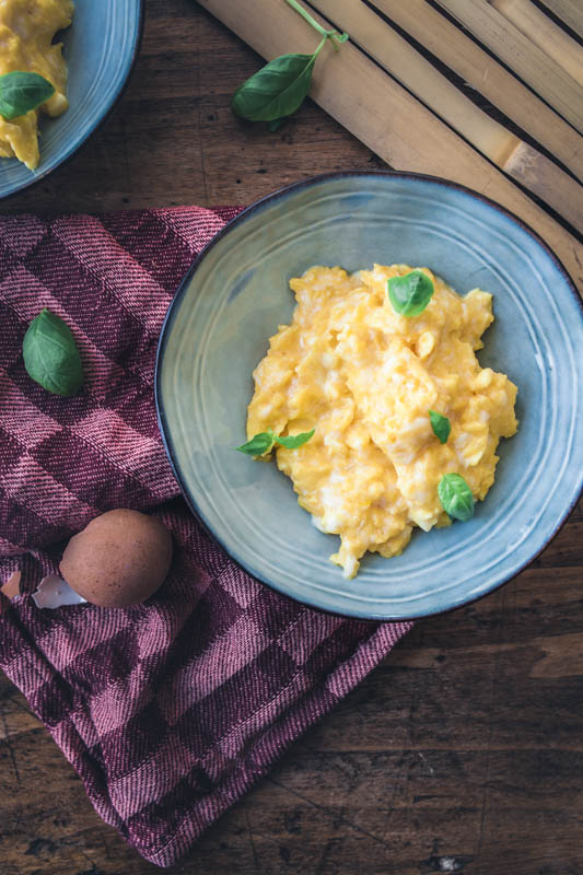 How to make the perfect scrambled eggs - without much time and effort. I've also included a recipe for perfect garlic spinach. #breakfast #lunch #brunch #recipes #eggs