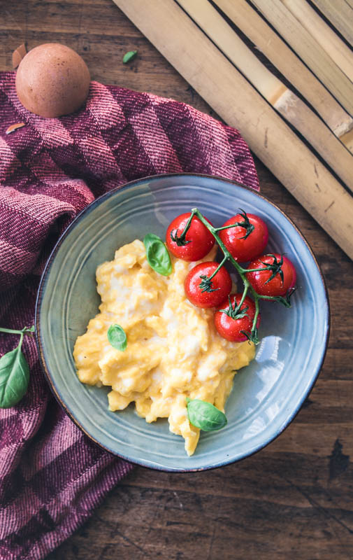 How to make the perfect scrambled eggs - without much time and effort. I've also included a recipe for perfect garlic spinach. #breakfast #lunch #brunch #recipes #eggs