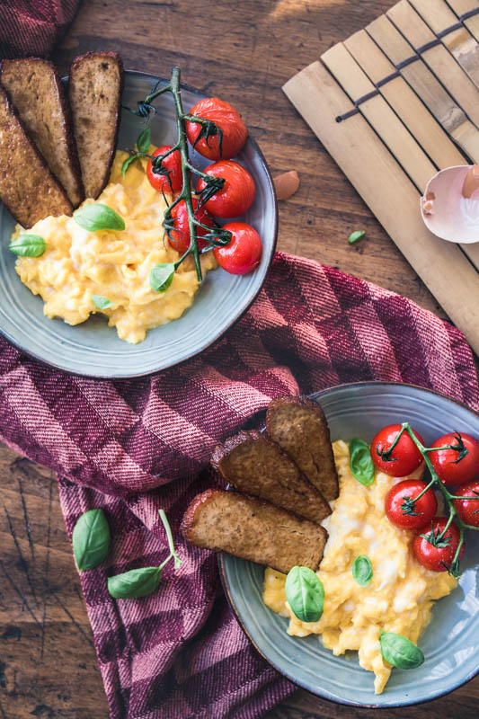 So gelingt das perfekte Rührei ohne großen Aufwand. Tipps und Tricks für cremiges, Rührei und ein Rezept für Knoblauch-Spinat. #frühstück #breakfast #brunch #rezepte #eier