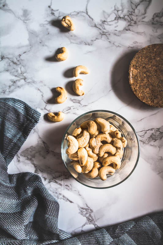 Vegan Cashew Sauce Recipe. Only 5 ingredients, vegan and ready in 15 minutes. We're adding gnocchi, garlicky spinach and fresh shiitake mushrooms to make this the most comforting pasta dish. #vegetarian #noodles #pasta #sauce #cashews 