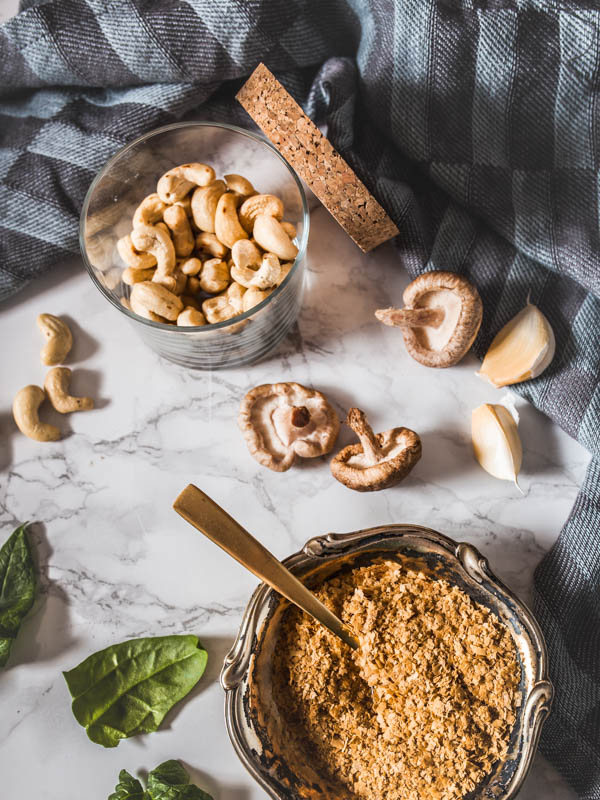 Vegane Cashew Sauce Rezept. Nur 5 Zutaten, vegan und in 15 Minuten fertig. Dazu gibt es Gnocchi, Knoblauch-Spinat und frische Shiitake Pilze. #vegetarisch #nudeln #nudelsauce #cashews #pasta 