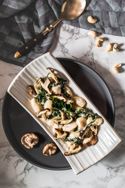 Vegane Cashew Sauce Rezept. Nur 5 Zutaten, vegan und in 15 Minuten fertig. Dazu gibt es Gnocchi, Knoblauch-Spinat und frische Shiitake Pilze. #vegetarisch #nudeln #nudelsauce #cashews #pasta 