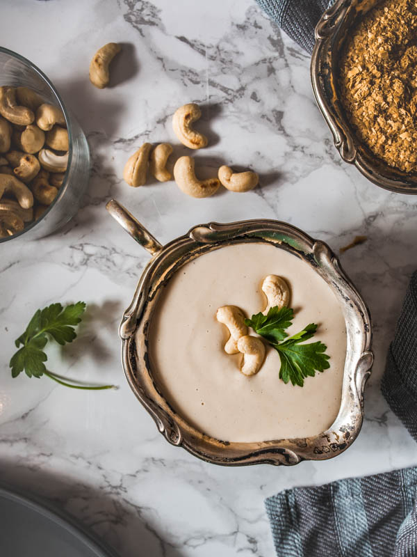 Vegan Cashew Sauce Recipe. Only 5 ingredients, vegan and ready in 15 minutes. We're adding gnocchi, garlicky spinach and fresh shiitake mushrooms to make this the most comforting pasta dish. #vegetarian #noodles #pasta #sauce #cashews 