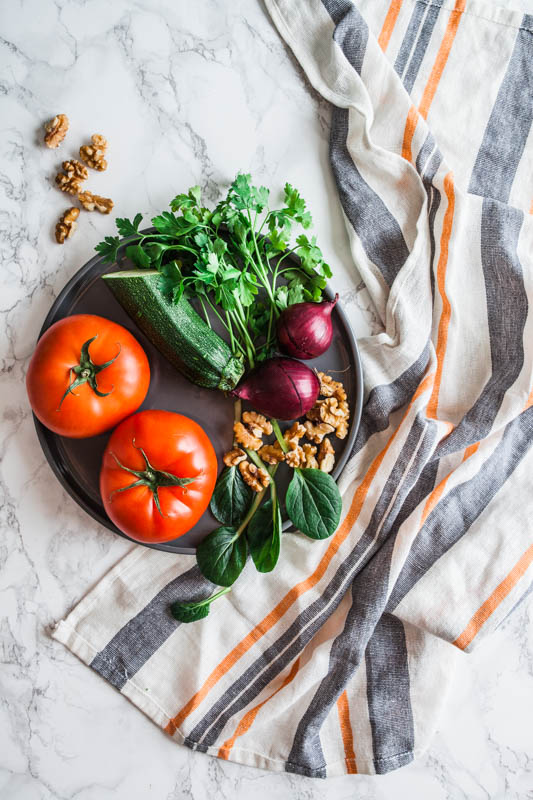 Vegan pesto with walnuts and parsley plus a quick, vegetarian sandwich idea with tomato, zucchini and cashew butter #vegan #bread #veggie #lunch #ideas