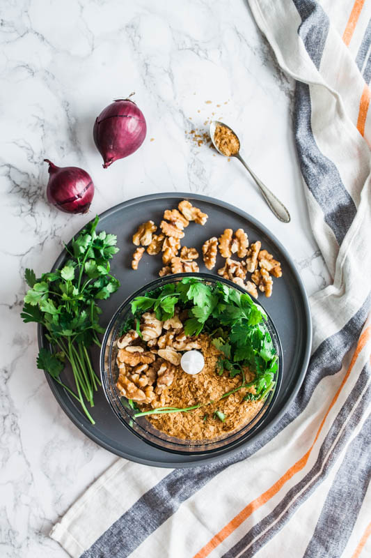 Vegan pesto with walnuts and parsley plus a quick, vegetarian sandwich idea with tomato, zucchini and cashew butter #vegan #bread #veggie #lunch #ideas