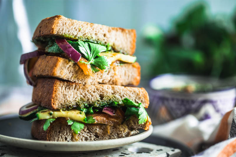 Veganes Walnuss Pesto Rezept plus schnelles, vegetarisches Sandwich mit Tomate, Zucchini und Cashewmus #brot #vegan 