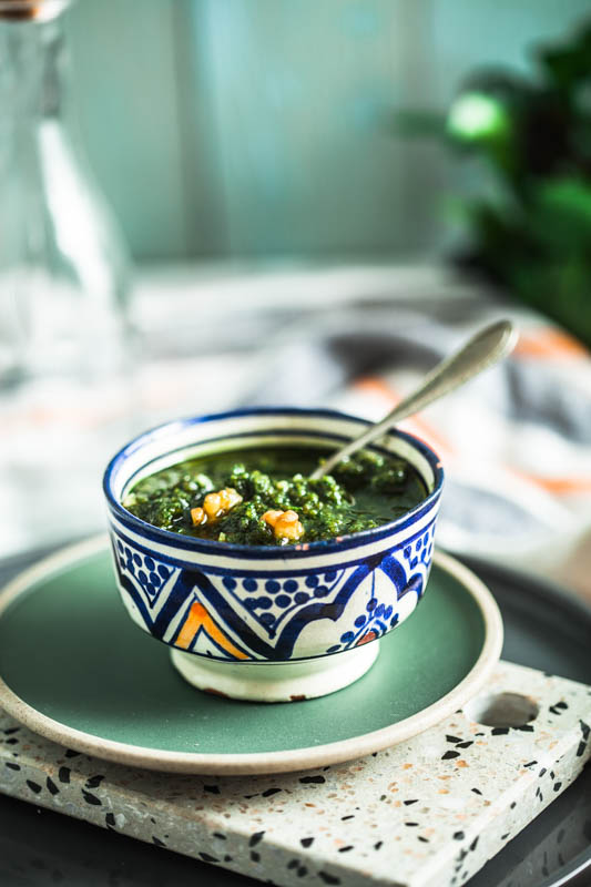 Vegan pesto with walnuts and parsley plus a quick, vegetarian sandwich idea with tomato, zucchini and cashew butter #vegan #bread #veggie #lunch #ideas